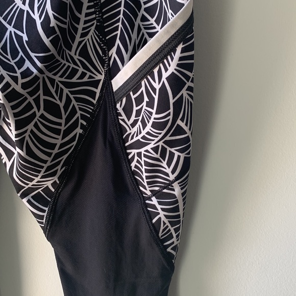 Lululemon Black and White pattern cropped leggings 23” - Picture 4 of 4